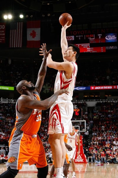 球员们的出色表现，让人见识到篮球的魅力 