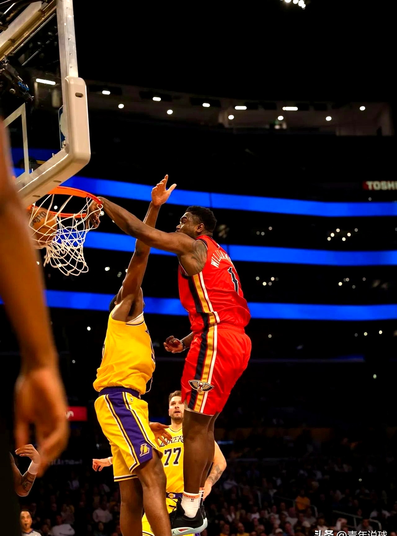 球员们的出色表现，让人见识到篮球的魅力 