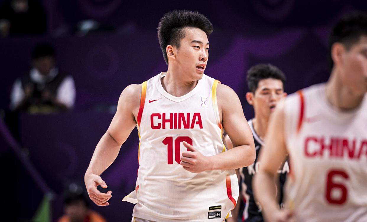 篮球明星接受访谈，谈及比赛背后的辛酸与坚持(篮球运动员专访)